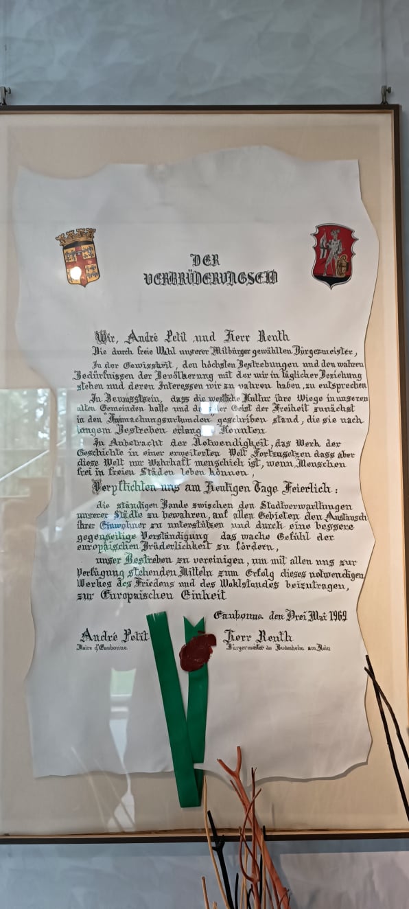 Charte de jumelage entre Eaubonne et Budenheim, accrochée dans le hall de la mairie