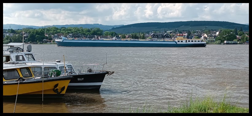 Péniche passant sur le Rhin